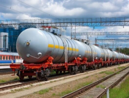 Железнодорожные цистерны на путях
